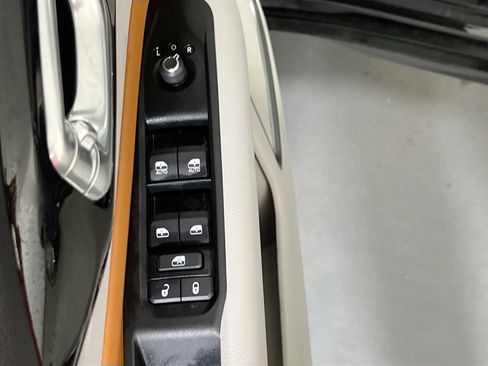 Used 2022 Jeep Compass Limited w/ Elite Group image 18