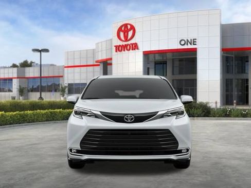 New 2026 Toyota Sienna Platinum image 18