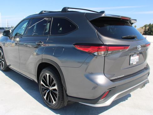 Used 2022 Toyota Highlander XSE FWD image 5