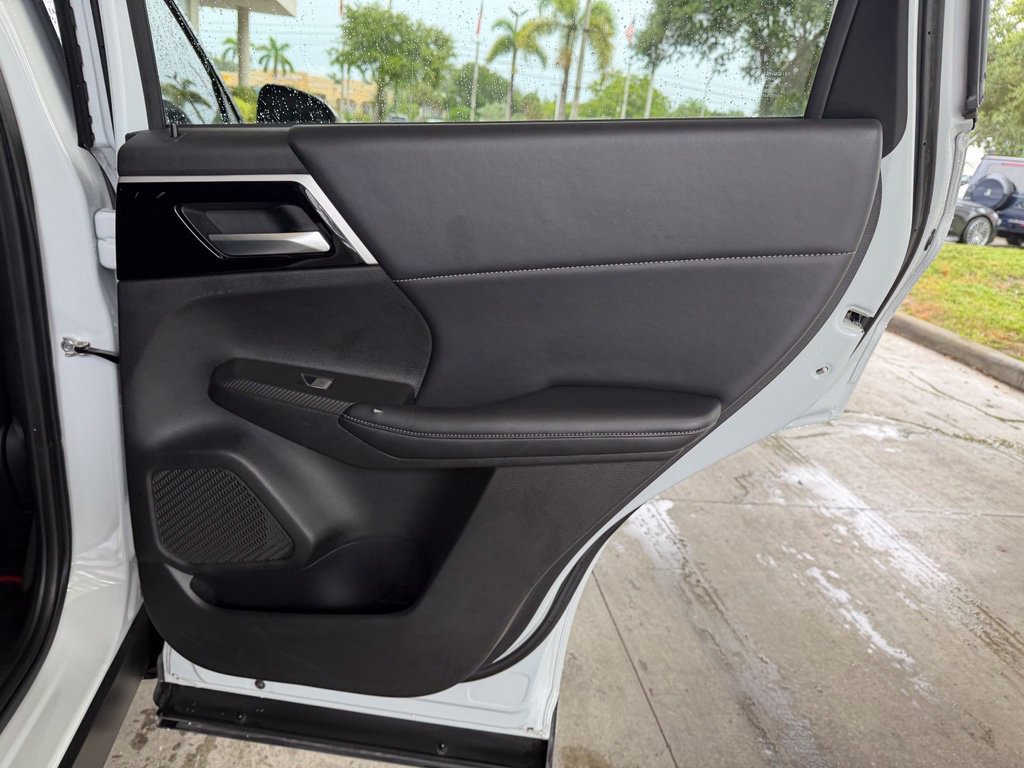 Used 2023 Mitsubishi Outlander 4WD Plug-In Hybrid image 30