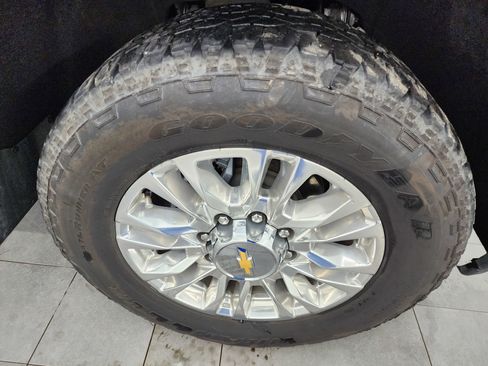 Used 2022 Chevrolet Silverado 2500 High Country w/ Safety Package II image 3