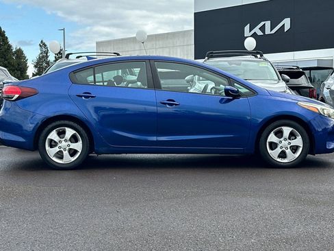 Used 2017 Kia Forte S image 3