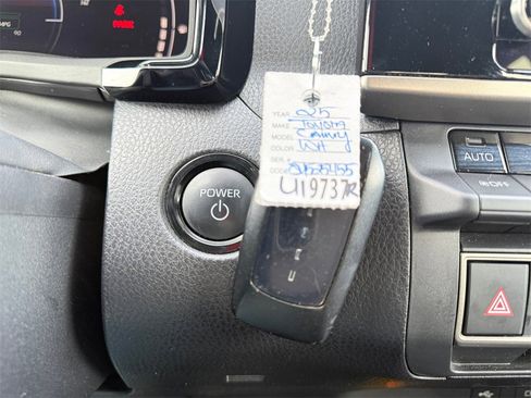 Used 2025 Toyota Camry SE image 30