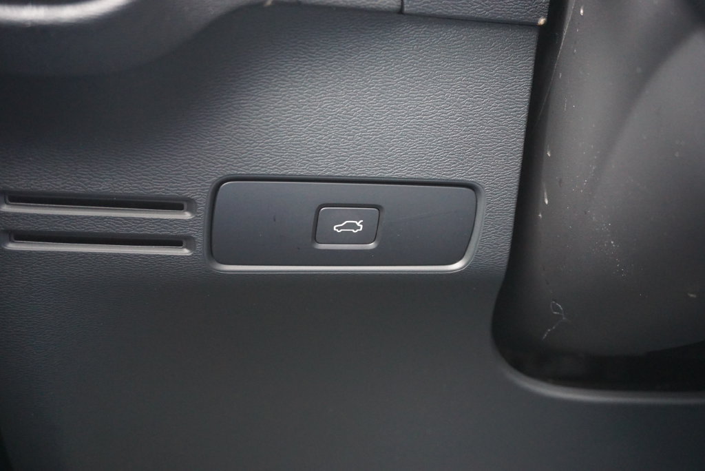 Used 2024 Volvo XC40 B5 Core AWD/4WD image 29
