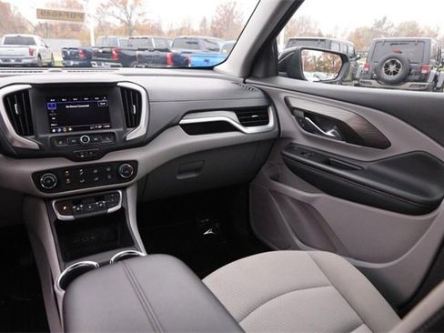 Used 2024 GMC Terrain SLE image 24