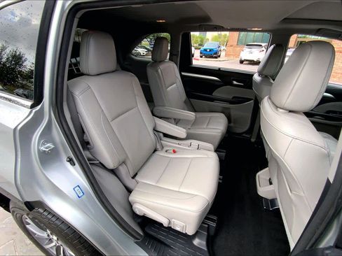 Used 2017 Toyota Highlander XLE image 21