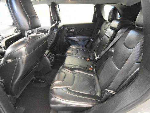 Used 2019 Jeep Cherokee Limited AWD/4WD image 15