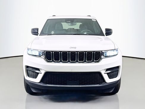 Used 2024 Jeep Grand Cherokee Laredo X image 2