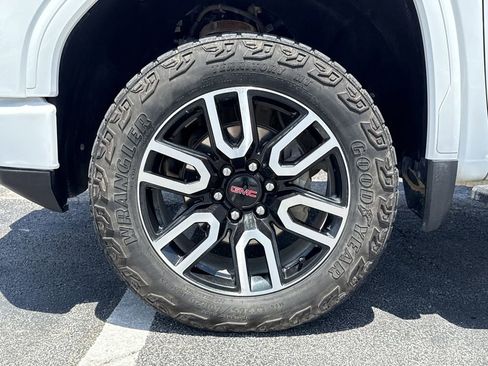 Used 2024 GMC Sierra 1500 AT4 w/ Technology Package AWD/4WD image 9