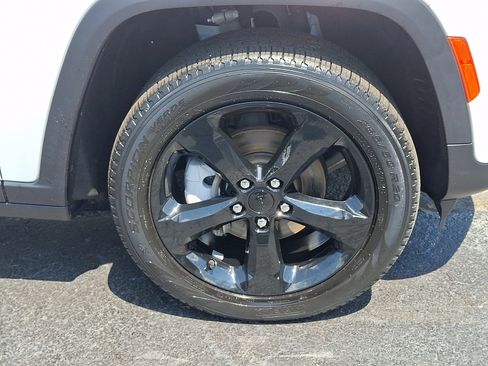 Used 2023 Jeep Grand Cherokee Limited w/ Black Appearance Package AWD/4WD image 8