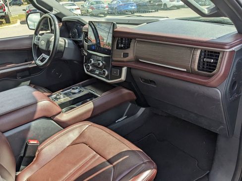 Used 2024 Ford Expedition Limited image 12