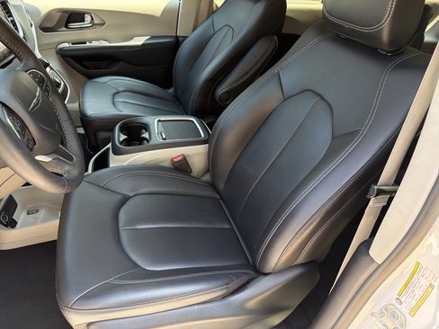 Used 2024 Chrysler Pacifica Touring-L FWD image 16
