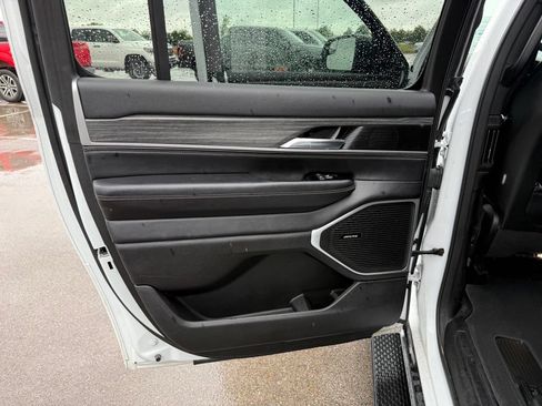 Used 2024 Jeep Wagoneer L Series II w/ Flexible Seating Group AWD/4WD image 11