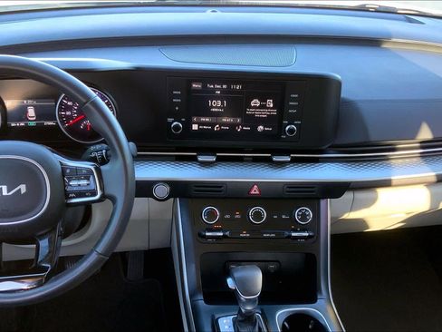 Used 2024 Kia Carnival LX image 6