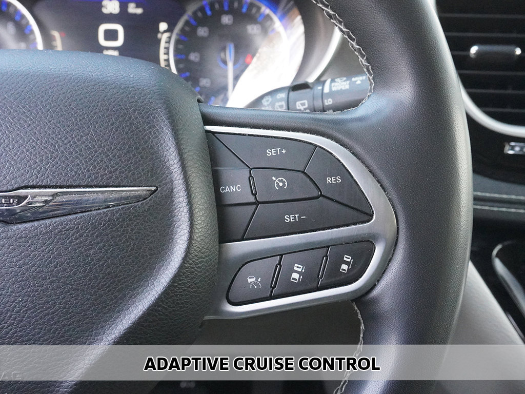 Used 2022 Chrysler Pacifica Touring-L FWD image 3
