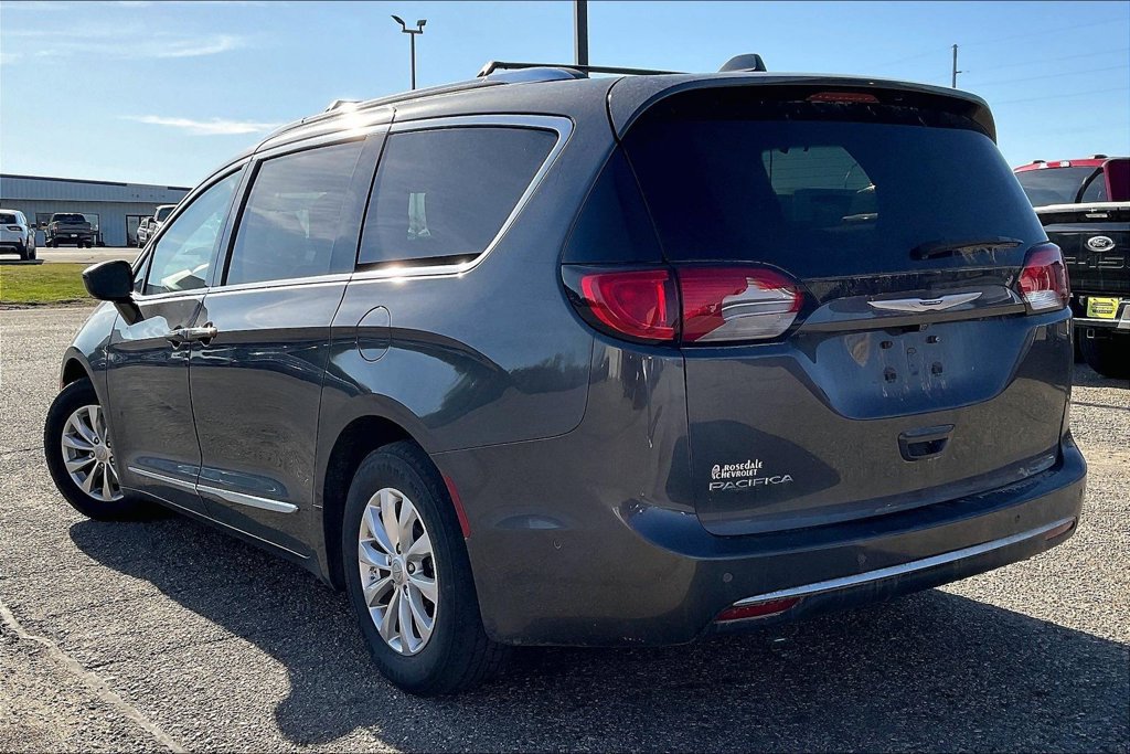 Used 2018 Chrysler Pacifica Touring-L Plus FWD image 3