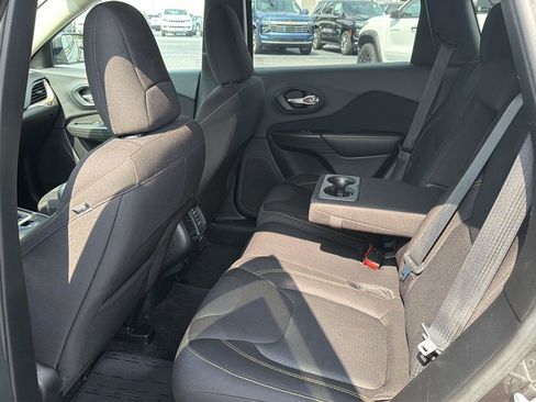 Used 2016 Jeep Cherokee Latitude FWD image 11
