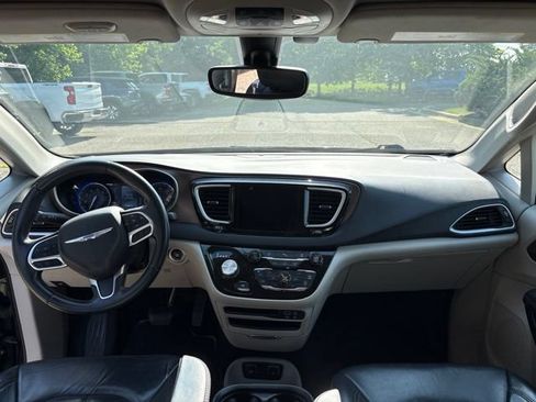 Used 2018 Chrysler Pacifica Touring-L w/ Premium Audio Group FWD image 5