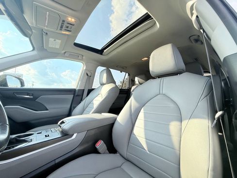Used 2022 Toyota Highlander XLE image 26