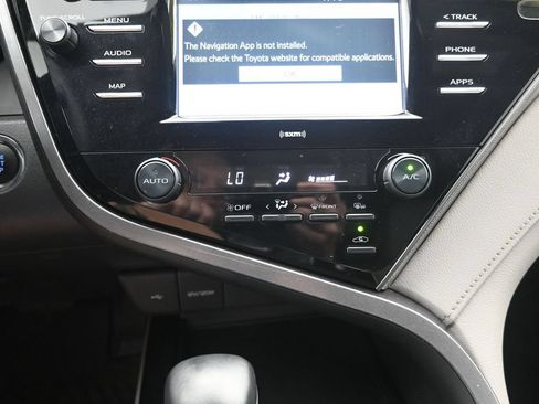 Used 2020 Toyota Camry SE w/ Convenience Package FWD image 17