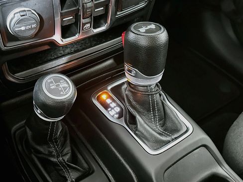 Used 2024 Jeep Wrangler Unlimited Sahara AWD/4WD image 16