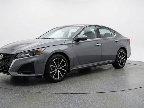 Used 2025 Nissan Altima 2.5 SV image 3