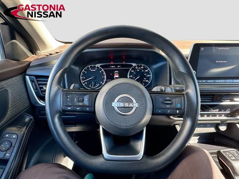 Used 2023 Nissan Rogue SV image 14