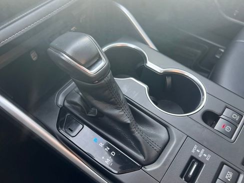 Used 2020 Toyota Highlander XLE image 23