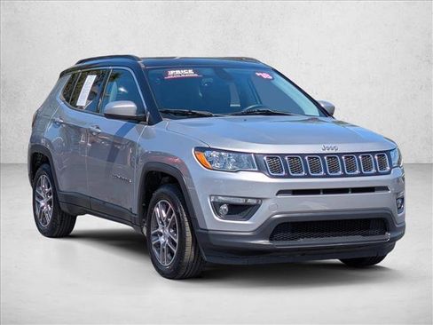 Used 2018 Jeep Compass Latitude w/ Popular Equipment Group FWD image 3