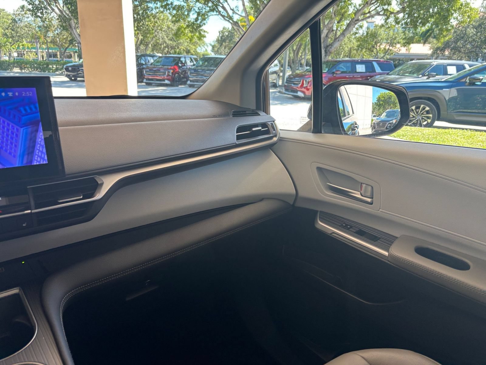 Used 2025 Toyota Sienna XLE FWD image 33