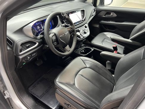 Used 2023 Chrysler Pacifica Touring-L w/ Uconnect Theater Family Group image 17