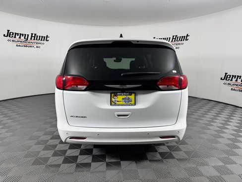Used 2023 Chrysler Voyager LX FWD image 7