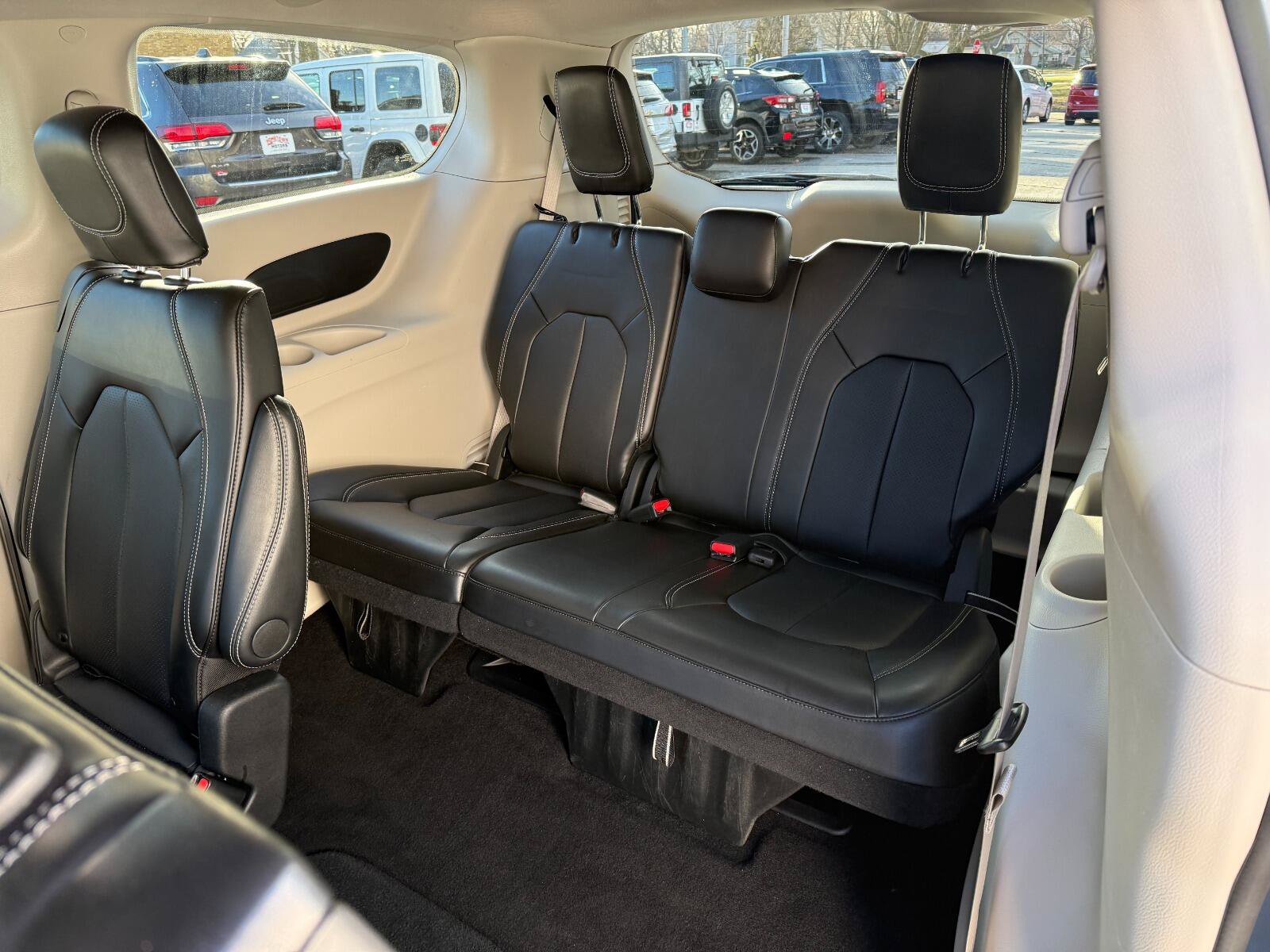 Used 2024 Chrysler Pacifica Touring-L FWD image 26