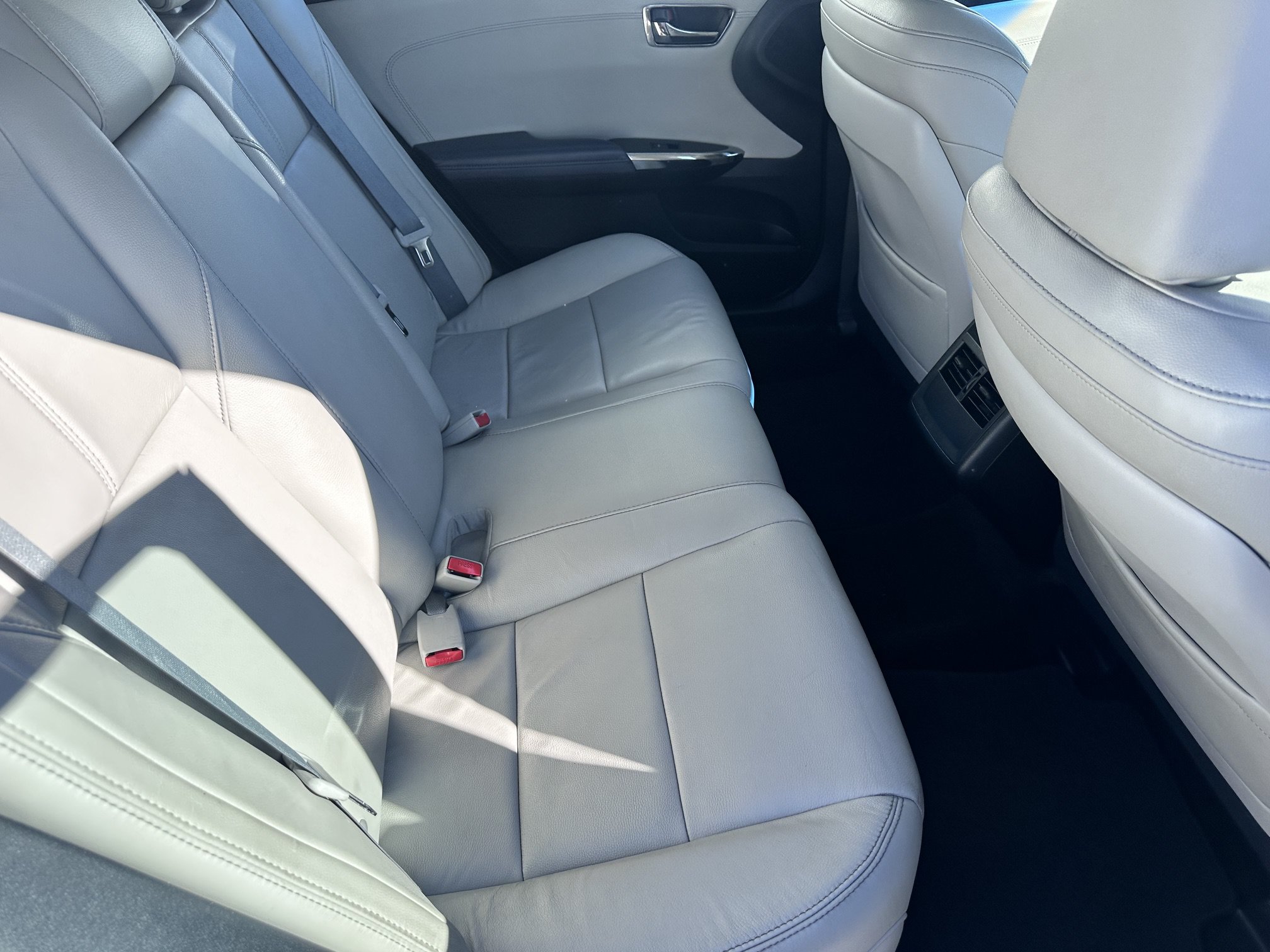 Used 2015 Toyota Avalon XLE w/ Preferred Accessory Package FWD image 8