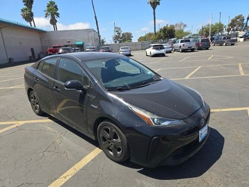 Used 2019 Toyota Prius XLE image 2