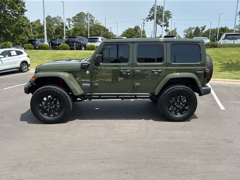 Used 2023 Jeep Wrangler Unlimited Sahara w/ Cold Weather Group AWD/4WD image 7