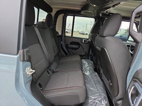 Used 2024 Jeep Gladiator Mojave w/ Technology Group AWD/4WD image 14