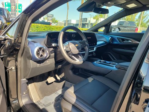 Used 2025 Chevrolet Equinox EV LT FWD image 9