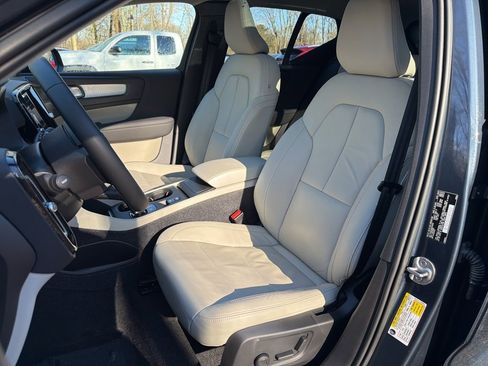 Used 2022 Volvo XC40 T5 Momentum w/ Premium Package image 17