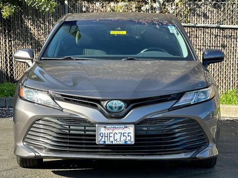 Used 2018 Toyota Camry LE image 6
