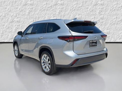 Used 2024 Toyota Highlander Limited image 5