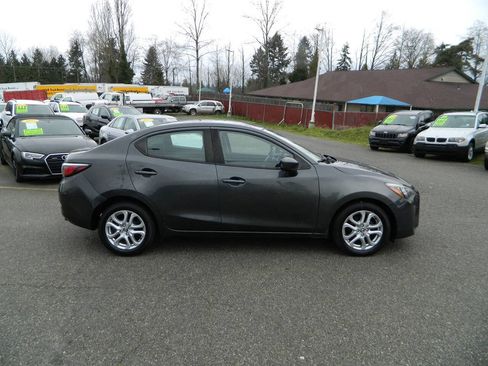 Used 2017 Toyota Yaris iA image 9