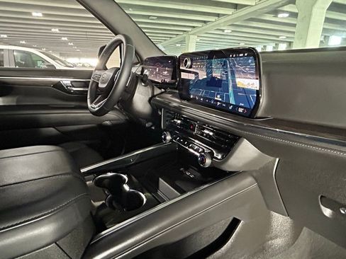 Used 2025 Chevrolet Suburban LT image 40