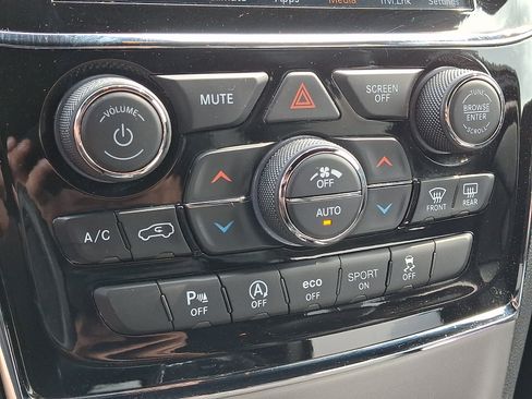 Used 2022 Jeep Grand Cherokee Laredo X AWD/4WD image 16