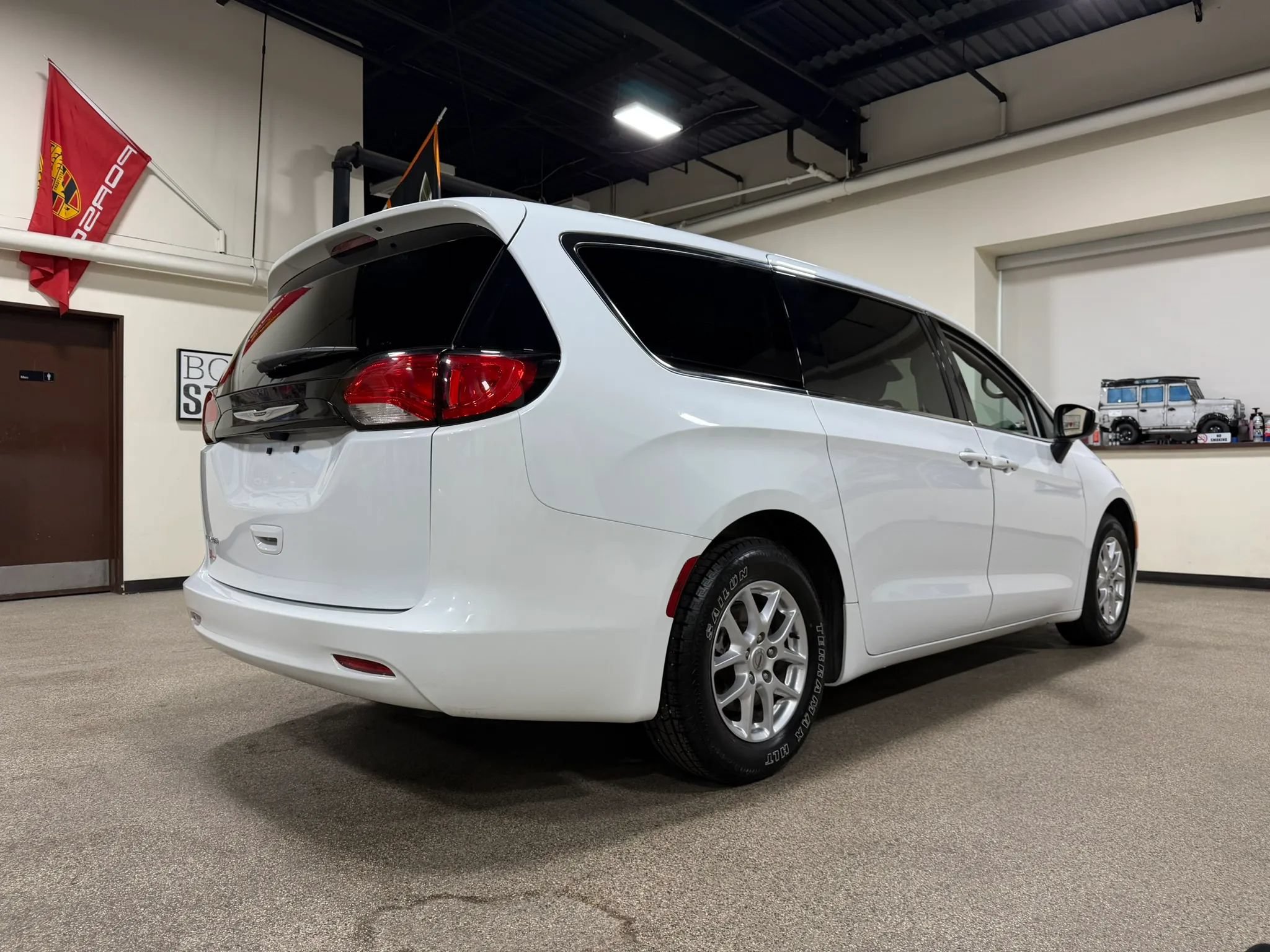 Used 2023 Chrysler Voyager LX FWD image 5