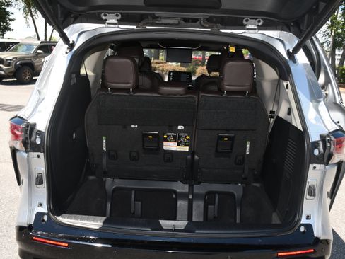 Certified 2023 Toyota Sienna Platinum FWD image 20