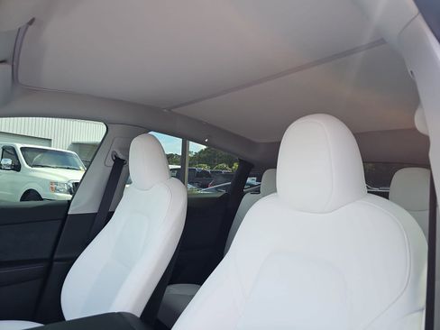 Used 2024 Tesla Model Y Long Range RWD image 15