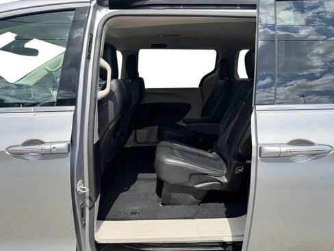 Used 2021 Chrysler Pacifica Touring-L image 28