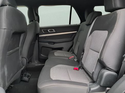 Used 2018 Ford Explorer XLT image 28