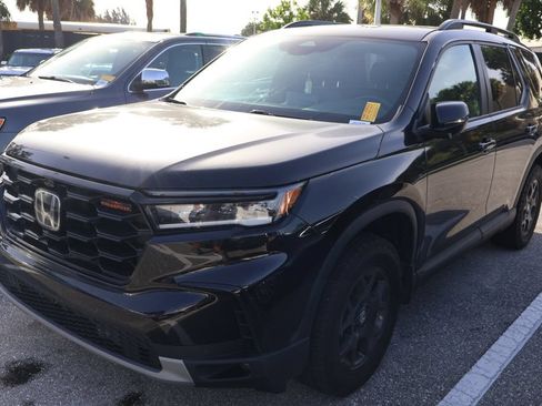 Used 2025 Honda Pilot TrailSport image 2